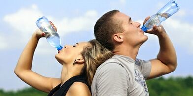 Glavni konzumacija vode s pravilnom prehranom